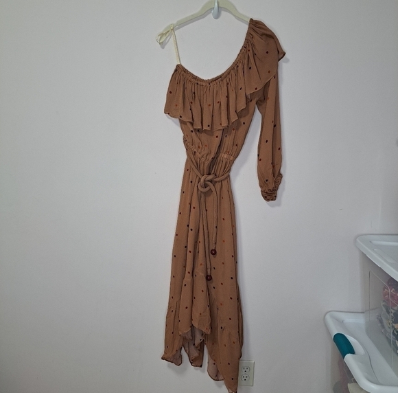 Farm Rio beige dot one shoulder dress brown small NWT - Picture 2 of 7